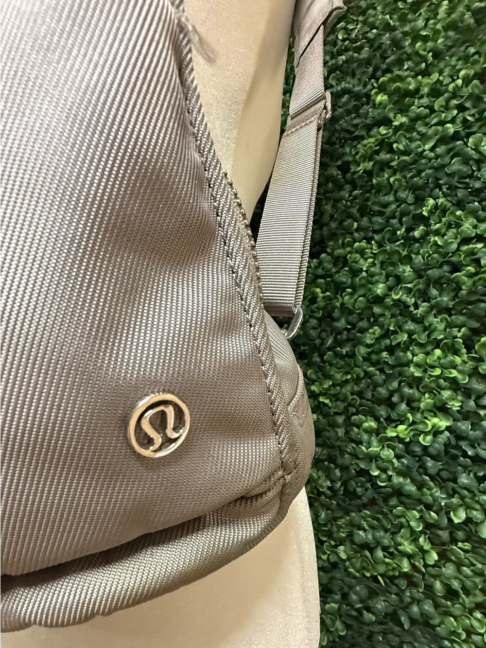 🤍 Lululemon Silver Gray Drawstring Backpack - Picture 3 of 8